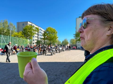 Luokanopettaja Katja Leppäaho ohjasi motoristit koulun pihalle. Kahvikuppi piti saada ehdottomasti kuvaan mukaan.