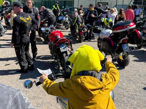 Tilaisuuden jälkeen, oppilaat saivat istahtaa moottoripyörän selkään ja keräsivät ahkerasti nimikirjoituksia motoristeilta.