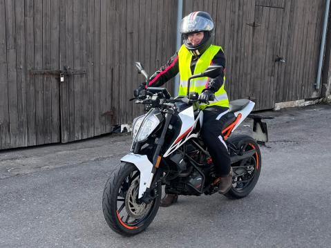 Marjo ja KTM:n kevari. Ensin tarkastettiin pyörän sopivuus tulevalle kuskille.