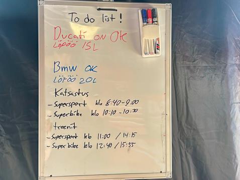 To do -lista varikon seinällä.