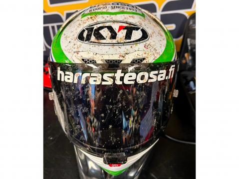 Ilta-aurinko ja varmaan myös lukuisat ötökät haittasivat näköä Superbike-luokan aika-ajoissa.
