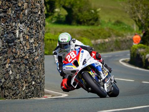 Erno ja Superbike-luokan BMW M1000RR Mansaaren TT-radalla maanantaina. Kuva: Milan Kubin.