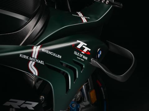 BMW M 1000 RR Limited Edition Isle of Man Tourist Trophy. Ilmanohjain ja oikeanpuoleisia mutkia.