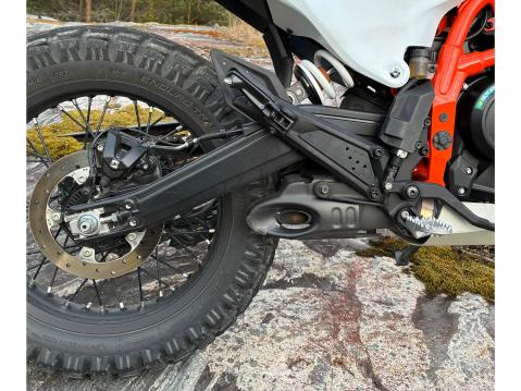Takahaarukan muoto mahdollistaa kompaktin pakojarjestelmän. Myös painoa säästyy, kun ei ole suurta takapönttöä. Kuva Juha Harmanen.