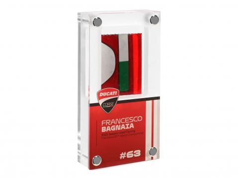 Francesco 'Pecco' Bagnaian MotoGP-Ducatin katteen pala akryylivitriinissä. Hinta 300 euroa.