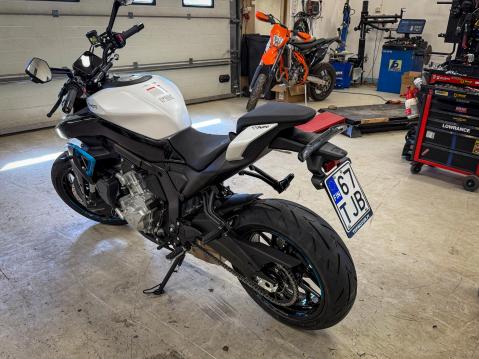 Tässä se on! CFMOTO 675 NK valmiina ajoon.