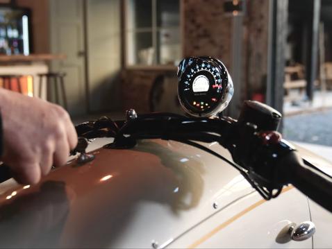 The Kingsmanissa on Royal Enfield 650 Shotgunin mittaristo.