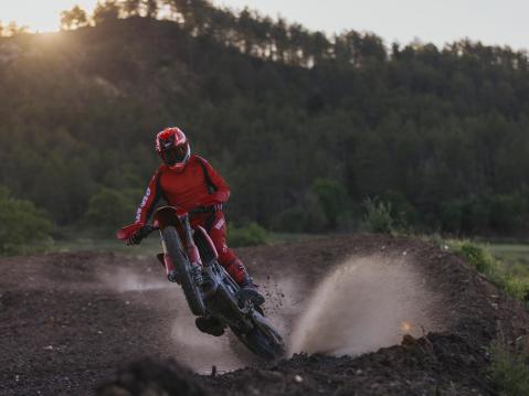 Vuoden 2027 Ducati Desmo 450 EDS enduromalli.