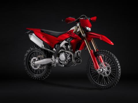 Vuoden 2027 Ducati Desmo 450 EDS enduromalli.
