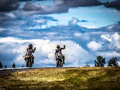 Kuninkuusluokan Finnish Superbike 2025 -sarjan voittaja Ville Valtonen, jota rehti kilpakumppani onnittelee mestaruudesta. Kuva Jari Heikkilä.