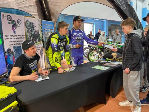 Nimikirjoitusten jakoa keikan jälkeen. Niko Säkkinen (vas.), Vili-Casper Nurmela ja Sebastian Westberg.