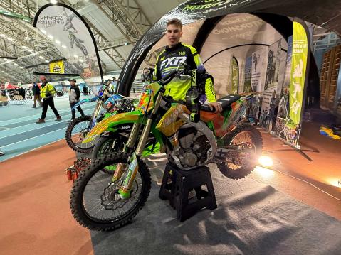 Nurmelan pyörä on Kawasaki KX450F, johon on tehty muutoksia lajin vaatimusten mukaisesti.