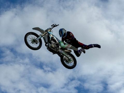 Tupla seat grab by Sebastian Westberg.