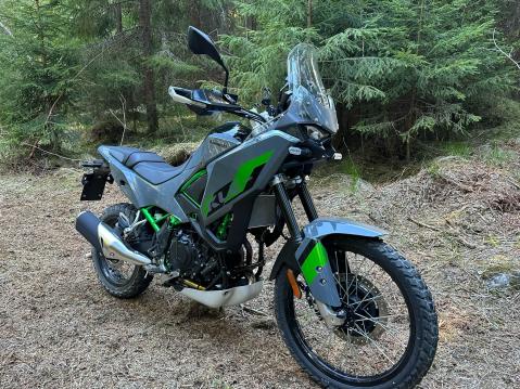 Kawasaki KLE500 SE 2026. Maavara on maastokäyttöön matalahko. Kuva Marc Schröder.