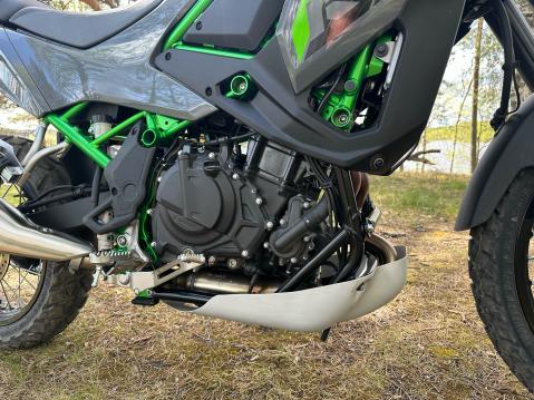Kawasaki KLE500 SE -mallissa on valmiiksi kunnollinen pohjapanssari. Kuva Marc Schröder.