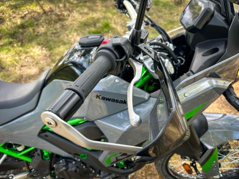 Kawasaki KLE500 SE ja alumiiniset kahvansuojukset. Kuva Marc Schröder.