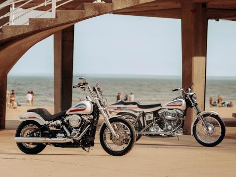 Harley-Davidson Super Glide 2026 ja rinnalla alkuperäinen FX Super Glide vuodelta 1971. Originaaliversio oli yksi ensimmäisiä legendarisen Willie G. Davidsonin suunnittelemia kokonaisia Harrikoita.