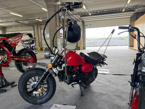 Tervon Chopper-Monekyssa on Highway hawk apehanger ohjaustanko.