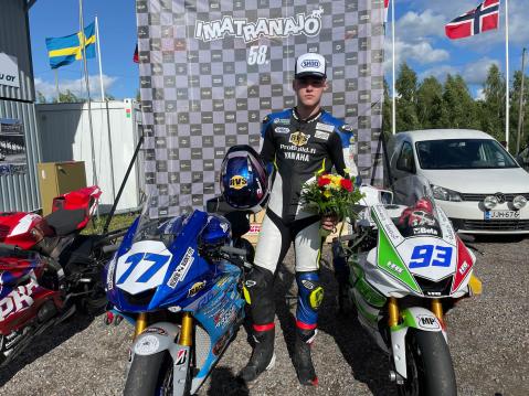Niko Lehtirannan pyörä vaihtuu viime vuoden Yamahasta Bemariin, kun hän kilpailee Imatralla Alpha Racingin rakentamalla, Superbike-luokan BMW M1000RR -pyörällä, jolla Kostamon oli määrä osallistua Imatranajoon. Kuva viime vuoden Imatranajoista.