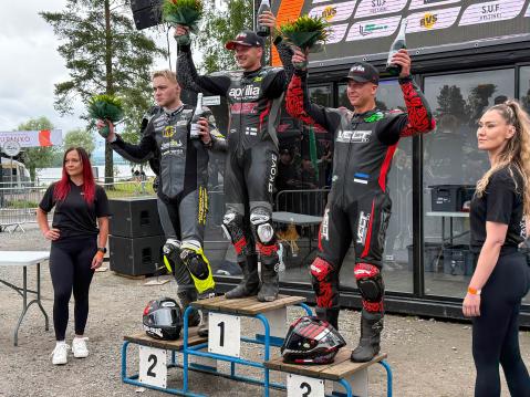 Lehtiranta tuli toiseksi jokaisessa Imatralla ajamassaan kisassa. Podiumilla Lehtiranta, Eemeli Lahti ja Kenny Koskinen.