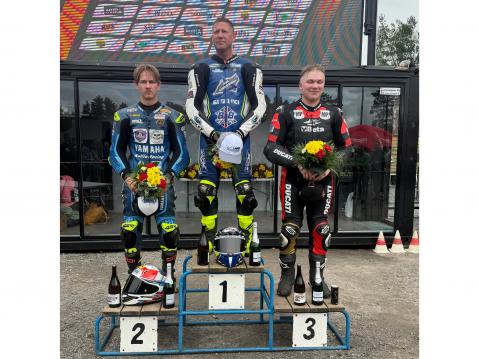 Podiumilla vasemmalta: Nurmi, Johnson ja Kantola. Kuva Taina Nurmi.