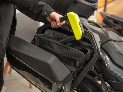 Hiplokin DX- ja DXL1000-D-lukot kulkevat helposti mukana.