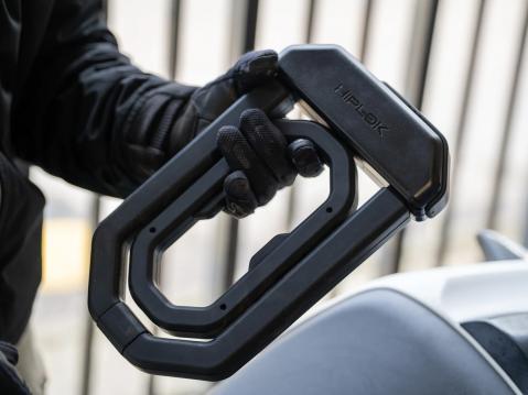 Grafeenikomposiittinen L1000-turvalenkki mahtuu DX- ja DXL1000-D-lukkojen sisään.