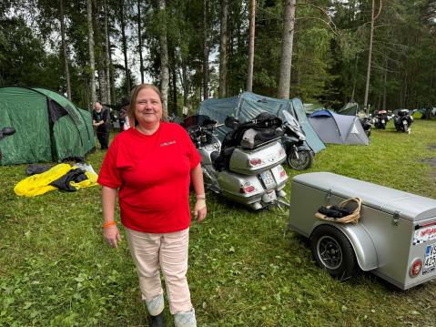 Maarit Solja ihailee kokoontumisajoon tulijoiden positiivista asennetta. 'Vaikka olisi kosteampaakin, niin asenne on se, että sateella ei ole ainakaan itikoita tai kärpäsiä, ja ilma on raikas'.