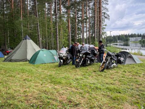 Leiriytyimispaikka järven rannalla on hieno, ja juuri ajettu ruoho tuo muutenkin kesän mieleen.