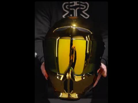 Ruroc AT4.0 Carbon Gold Chrome -kypärää sai myös kultaisella visiirillä.