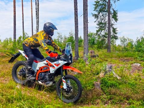 KTM 390 Adventure R MAD-tositoimissa.