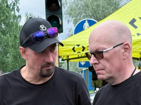 V-P Juvakalla (vas.) ja Pekka Oikkosella on takanaan pitkä, yhteinen historia moottoripyörien parissa.