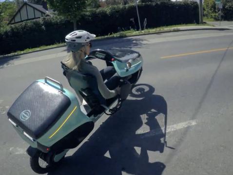 Electrom on helppo, moottoripyörämäinen käsiteltävä.