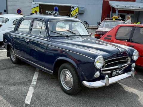 Peugeot 403 Berline, vuosimallia 1963. Omistaja Urpo Heikkinen Kuhmosta. Auto on toiminut poliisiautona Joensuussa vuosina 1963-68.