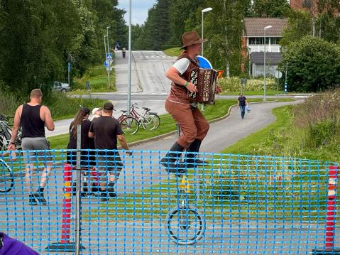 Sotkamolainen viihdetaiteilija Sampo Gull teki sellaista, mitä vain harva osaa: ajoi yksipyöräisellä ja soitti samalla haitaria yleisön viihdykkeeksi.