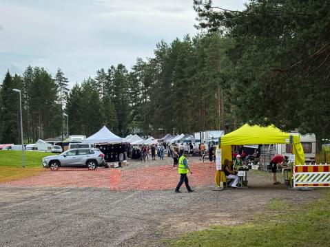 Keltaisessa teltassa hoidettiin lipunmyynti.