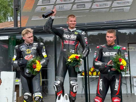 Imatranajon Superbike-luokan podium: Niko Lehtiranta, Eemeli Lahti ja Kenny Koskinen.