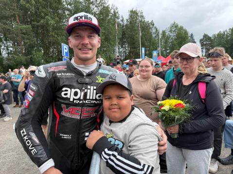 Ennen yhteiskuvaa Jocun kanssa, Lahti ojensi podiumilla saamansa kukat, Jocun Nonnalle, Sanna Heleniukselle.
