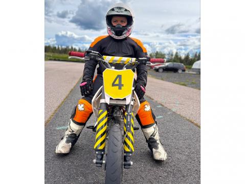 Lahden esimerkin innoittamana, Joccu on aloittanut ratamoottoripyöräilyharrastuksen Hyvinkääläisen Reko Racingin treeneissä.