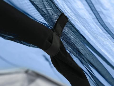 Zpacks Plex Solo Pro. Sisäoven saa rullattua auki velcrotarranauhoilla.