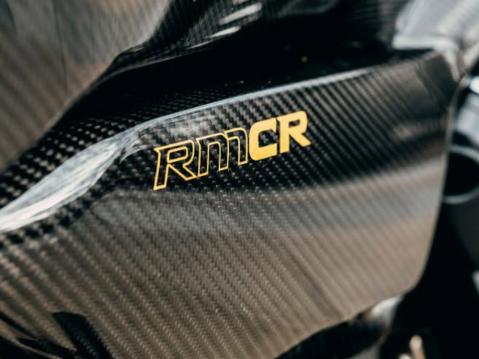RMCR-logo ja hiilikuitua.