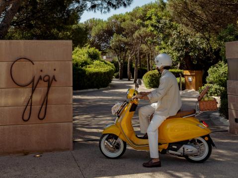 Vespa Gigi Edition legendaarisen Gigi Saint-Tropez -rantaklubin porteilla.