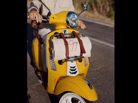 Vespa Gigi Editionin keulaa koristaa Gigin ikonisista raidallisista aurinkovarjoista inspiraationsa saanut 'solmio'.