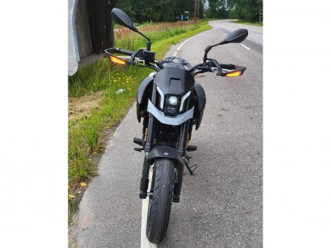Benelli BKX 300. Led-valot ja makeat vilkut.