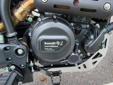 Benelli BKX 300. Miellyttävä moottori ja mielenkiintoisia visuaalisia yksityiskohtia.