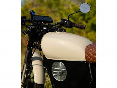 Sähköisellä voimalinjalla varustettu Beachman Bikesin 1974 Honda CB500. Latauspistokkeen luukku sopii ajan henkeen?