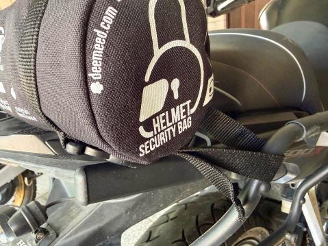 DeeMeed Helmet Safety Bag on helppo kiinnittää pyörään.