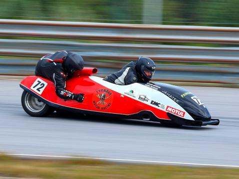 Jaakko ja Hanne Heiskari ajavat ainoina classic-luokan laitteella. Sen ovat rakentaneet Kari Karttiala ja Olli Jermo vuonna 1984. Kuva: tomppa/motofoto