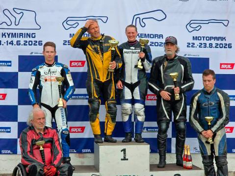 Lauantain podium: Markku Artiola, Peetu Paavilainen, Tero Manninen, Jaana Soppa, Marko ja Ville Hurme. Kuva: Artiola Sidecar Racing arkisto