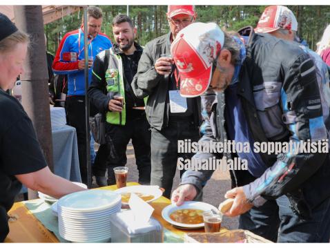 Riistakeittoa soppatykistä Salpamuseolla.
